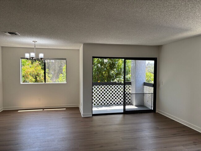 Interior Photo - Orange Grove, 627