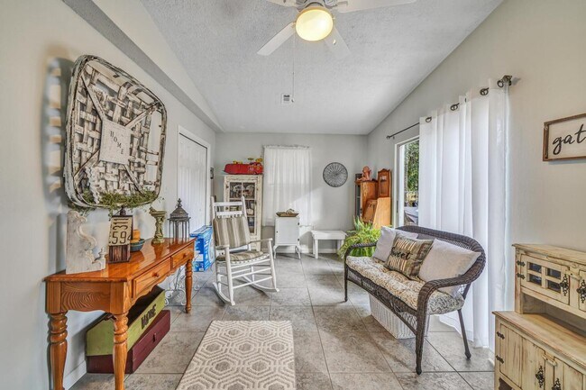 Building Photo - Updated 3 Bedroom in Central Location!