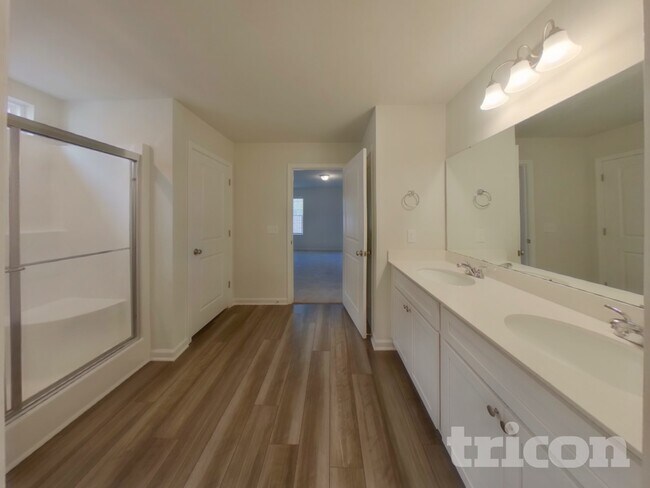 Building Photo - 14 Chalet Ct