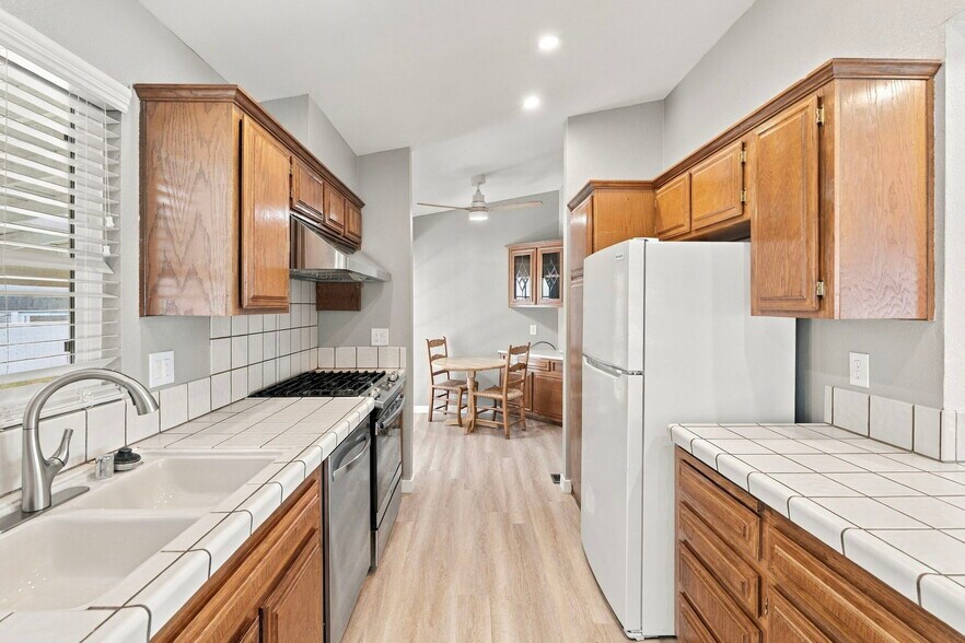 Kitchen - 2010 W San Marcos Blvd