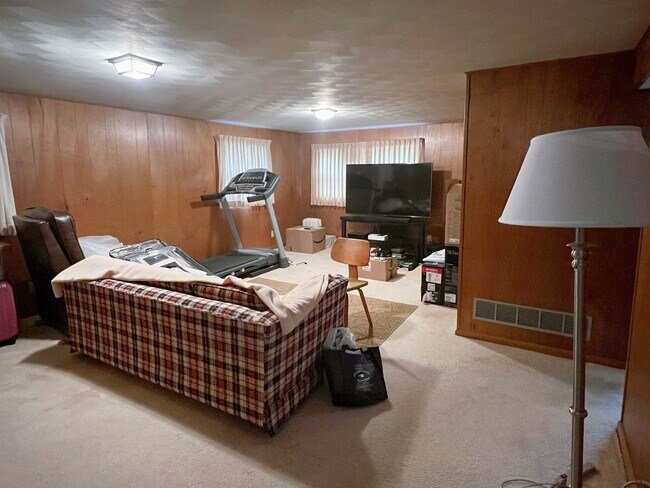 Building Photo - Well-maintained 4-bed, 2-bath Home in the WL School District