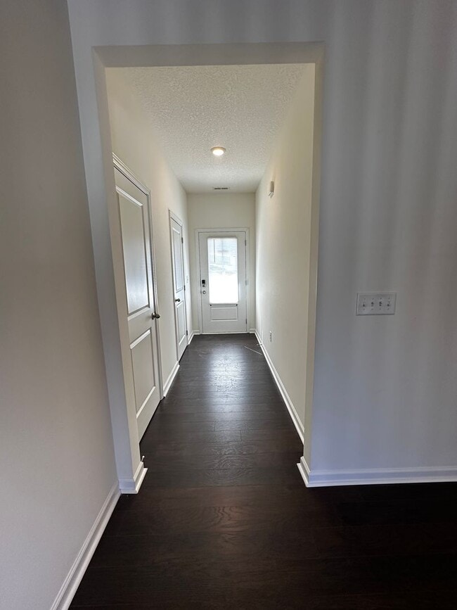 Building Photo - E. Morristown - 3 bed/2.5 bath home with garage