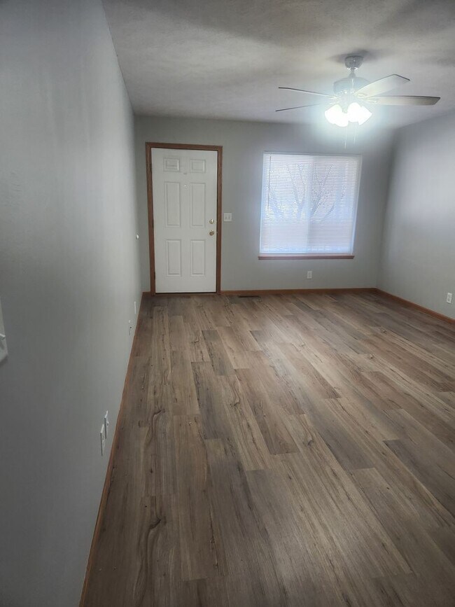 Building Photo - South Lincoln Townhouse with 4 bedrooms, 2 1/2 baths, and 2 stall garage.