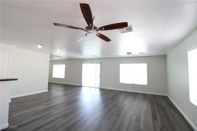 Building Photo - 301 Laguna Glen Dr