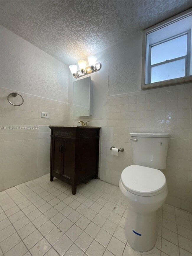 Building Photo - 447 NE 195th St