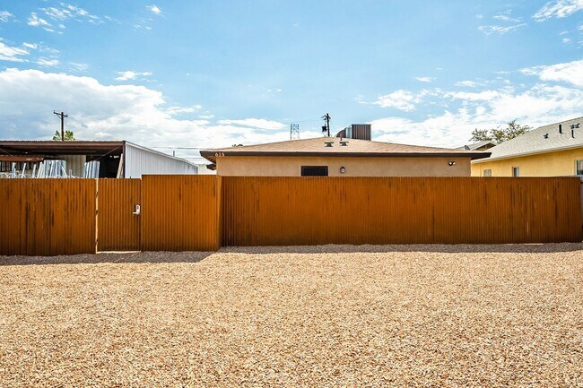 Building Photo - 615 S Santa Rita Ave