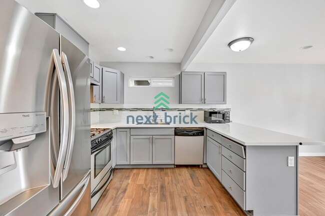 Building Photo - 3 BED & 2.5 BATH  FOR RENT