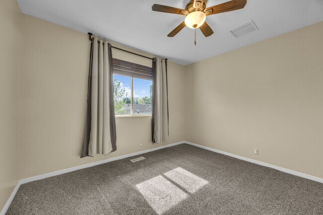 Building Photo - 567 N Allanwood Pl