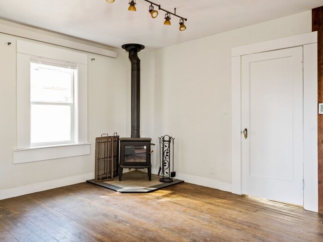 Building Photo - Adorable, fully updated 1-bdr/1-bath Milwa...
