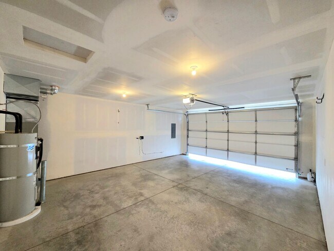 Building Photo - Single Family Home w/ Private Yard + Garage – Available Now!