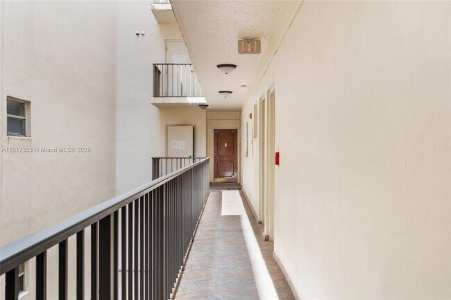 Building Photo - 1150 Collins Ave