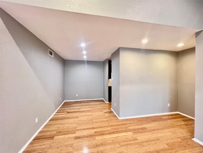 Building Photo - 10047 Westpark Dr