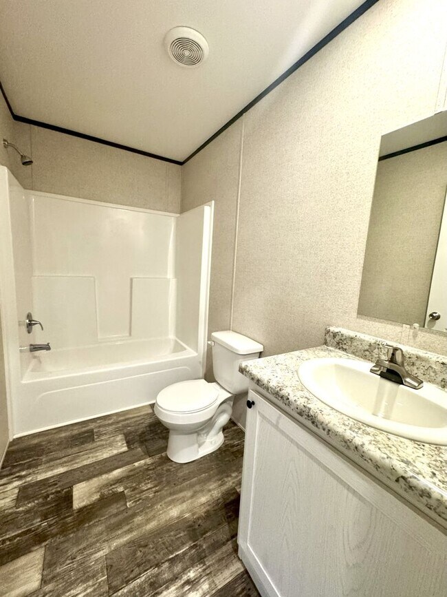 Building Photo - Huge 5 Bedroom 3 Bathroom Hastings Home Lo...