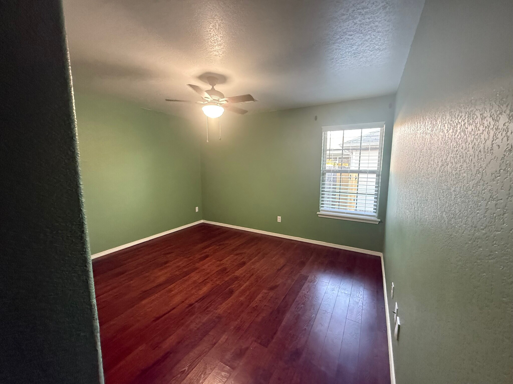 Main bedroom - 2410 Ridgeway Ln
