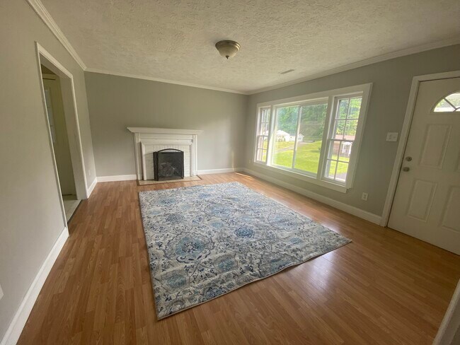 Living room from hallway - 776 Valley Dr