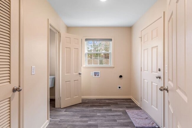 Building Photo - NW, Updated, Wood Floors, SS Appl., Den, Dining Roon, Sun Room, Finished Basement, Fenced!