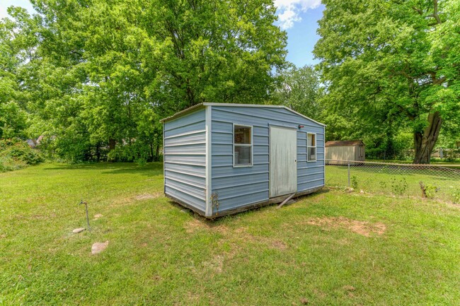 Building Photo - Newer renovation with ensuite bathroom!