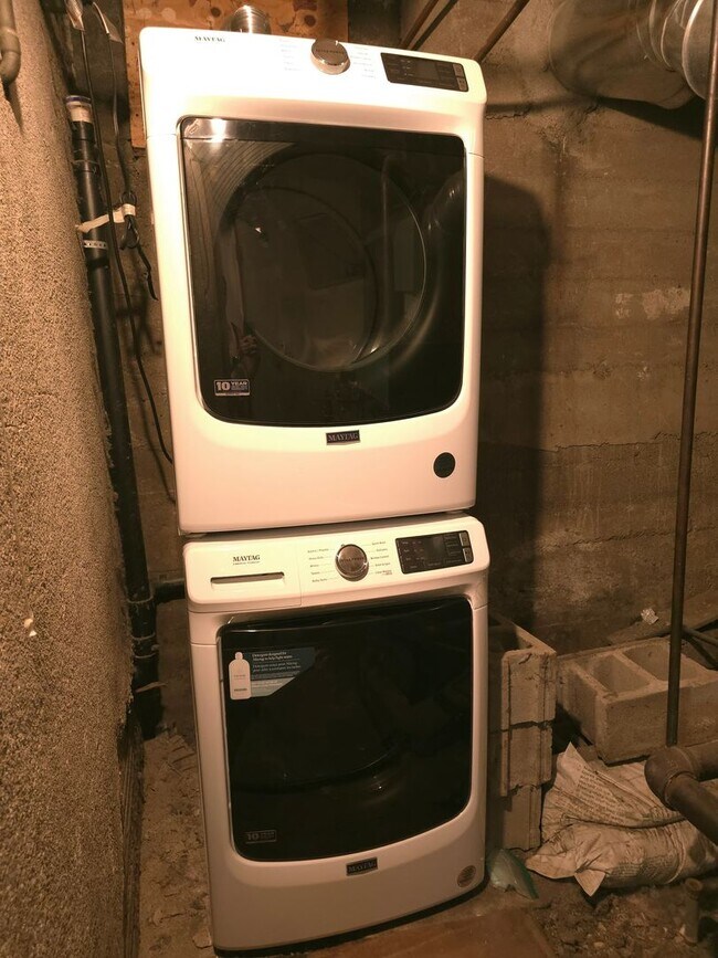 Building Photo - Price Reduced! Great Hill Location- 2 Bedr...