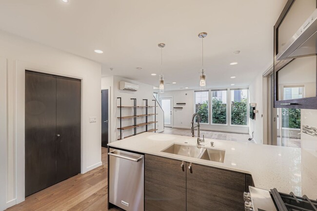 Building Photo - Bright 3bed/2.5bath Townhome in Judkins Park Neighborhood!