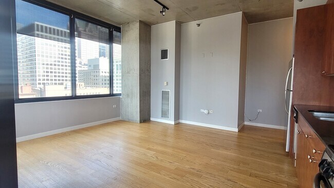 Building Photo - 235 W Van Buren St