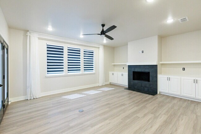 Building Photo - 5825 Grinnell St