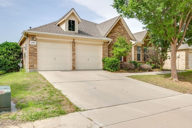 Building Photo - Great location. 4 bedrooms plus an office!