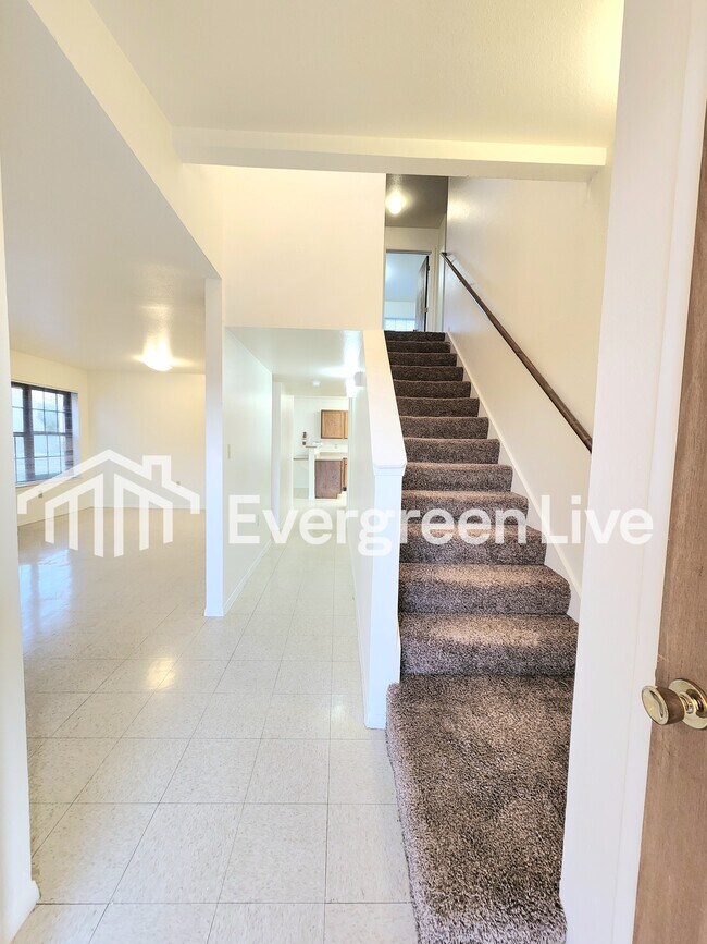 Building Photo - 213 Raven Dr