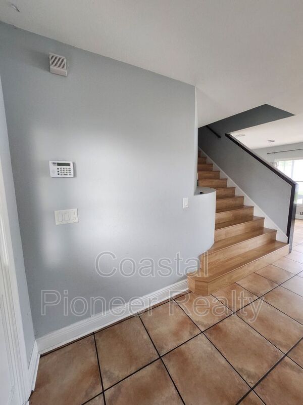 Building Photo - 10121 Sea spray Pl