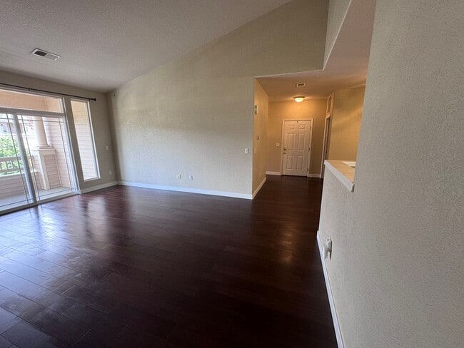 Building Photo - July 1st Move in! Top Floor 2 Bed / 2 Bath...