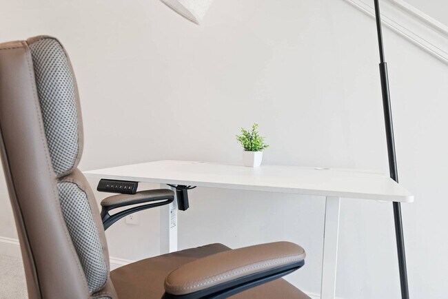 Building Photo - 1010 Falling Rock Pl