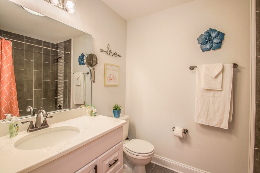 Upstairs full bath - 8800 Nightingale Ln