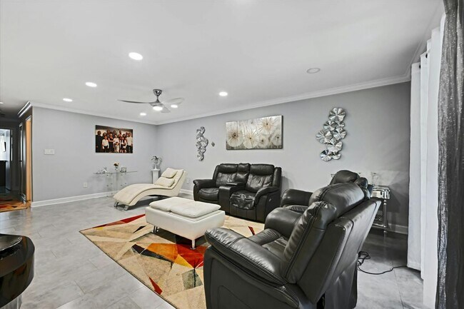 Building Photo - 10 Fourwood Ct