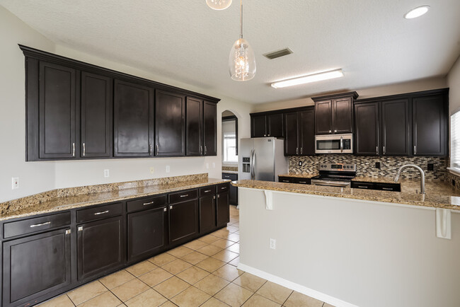 Building Photo - Large 3 Bedroom Jacksonville Home