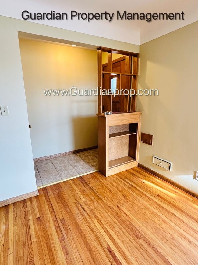 Building Photo - Spacious Richfield Side by Side, Renovated...