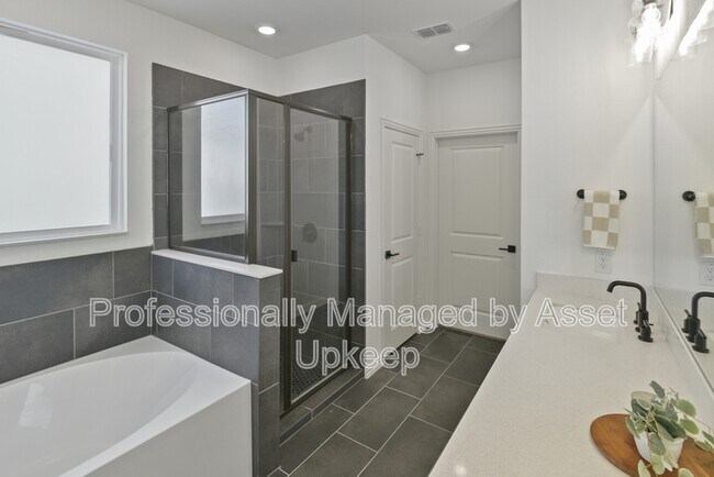 Building Photo - 702 Charity Dr