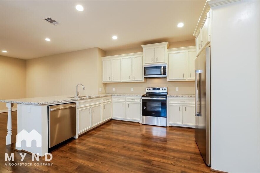 Building Photo - 5003 Higgins St