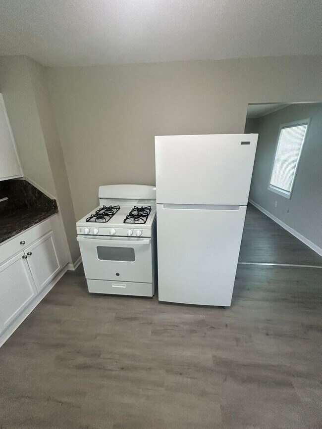 Building Photo - 2 Bedroom 1 Bath Just Renovated with New A...