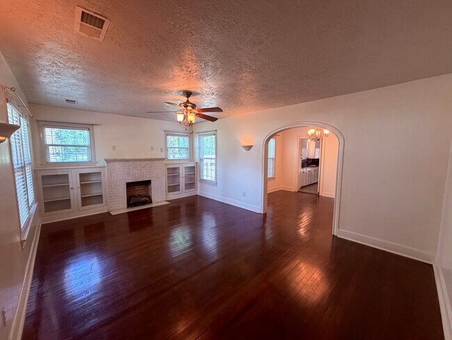 Building Photo - 212 W Hunnicutt Ave