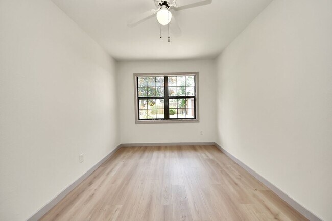 Building Photo - 2404 Grape Ln