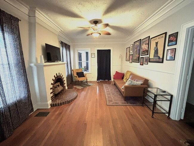 Building Photo - CHARMING FURNISHED BROADMOOR HOME