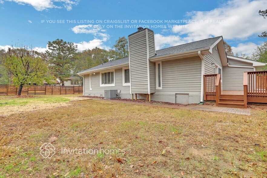 Building Photo - 565 Lakeridge Cir SE