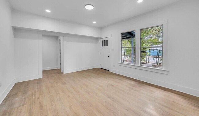 Building Photo - Spacious 4BD 2BA Home in Waco