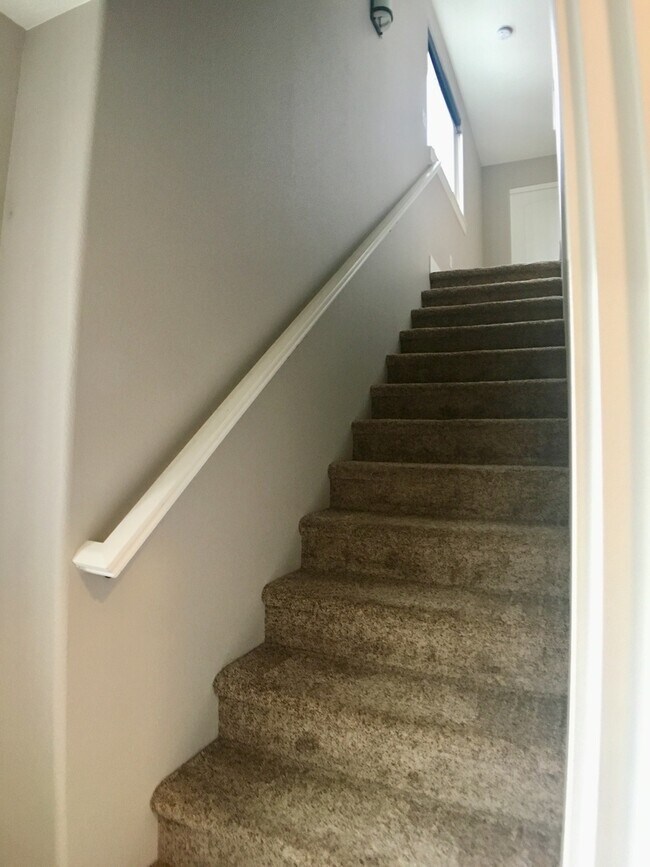 Building Photo - Spacious 3br/3.5ba House with Garage & AC in South Tabor Neighborhood