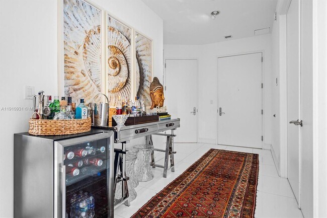 Building Photo - 15811 Collins Ave