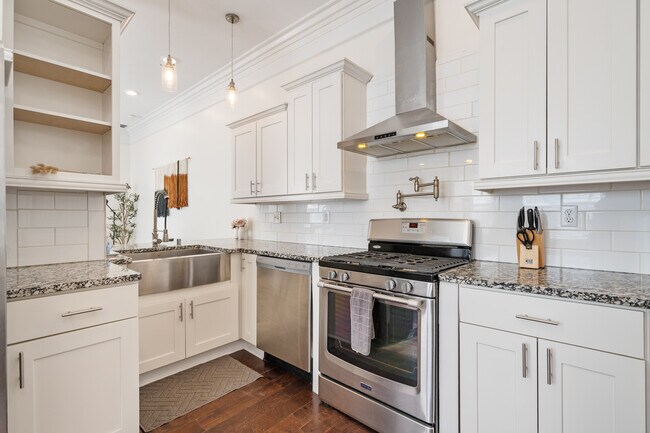 Building Photo - 951 Charles St