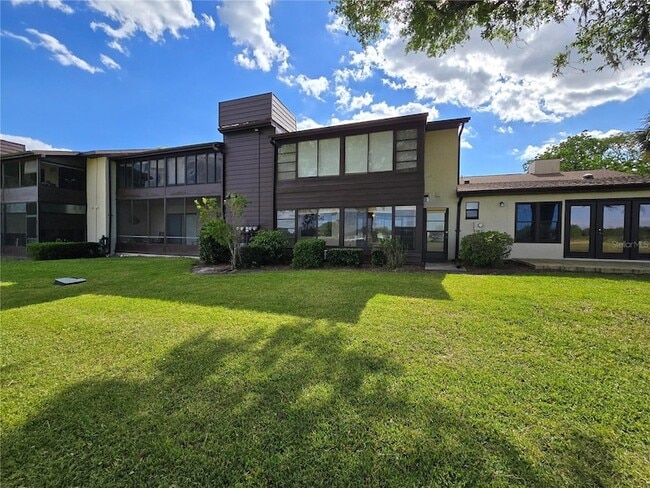 Building Photo - 520 Fairways Cir