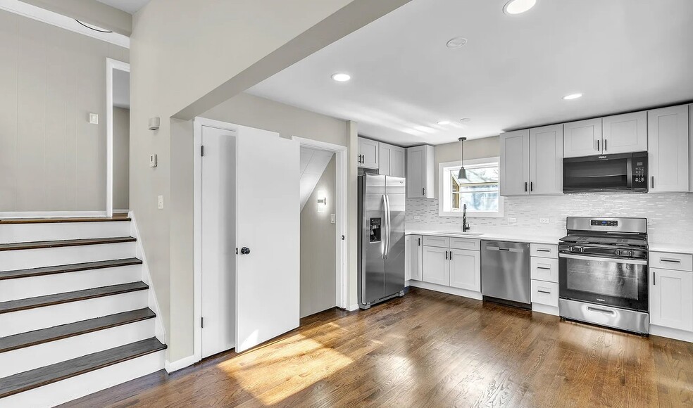 Building Photo - 11011 W Roosevelt Rd