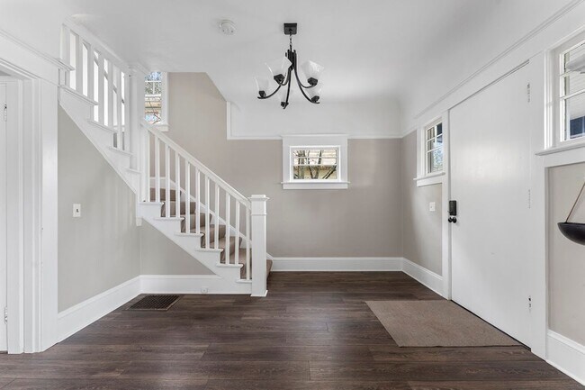 Building Photo - Stunning Craftsmen Beauty 3/1.5  bath 2000 sf! -ALBERTA/CONCORDIA