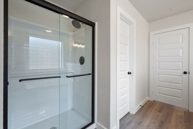 Building Photo - Pre leasing for July: 4-Bedrooms, 2-Bathroom