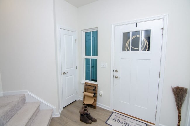 Building Photo - Beautiful, new build in quiet neighborhood